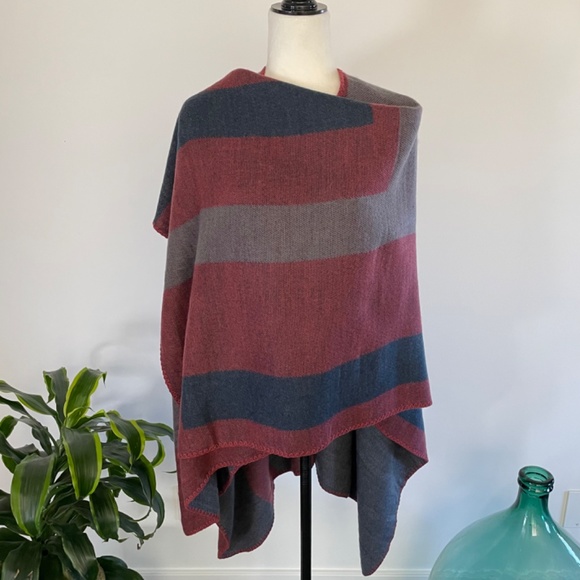 **SOLD** BNWOT Dakota shawl blanket wrap - OS - Picture 5 of 12